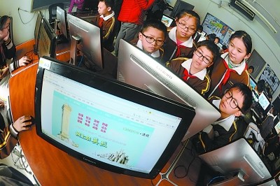 中國僑網(wǎng)網(wǎng)絡(luò)祭掃 傳遞感恩(《北京晚報》/康靜 攝)