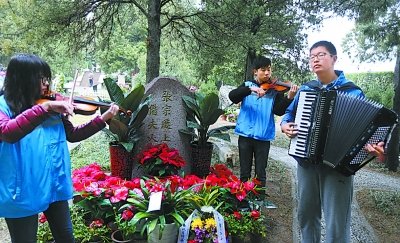 中國僑網(wǎng)志愿樂手 奏曲祭掃(《北京晚報(bào)》/劉平攝 攝)