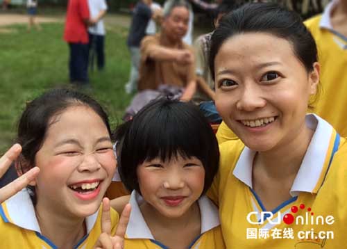 中國僑網(wǎng)王虹迪和孩子們。(國際在線)