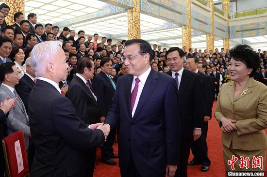 6日，首屆世界華僑華人工商大會(huì)召開，國務(wù)院總理李克強(qiáng)會(huì)見出席大會(huì)的全體代表，并寄望廣大華僑華人架起中外經(jīng)濟(jì)合作共贏的“彩虹橋”，成為促進(jìn)中國經(jīng)濟(jì)轉(zhuǎn)型發(fā)展的“生力軍”，打造華商