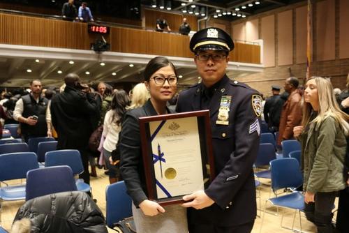 中國僑網(wǎng)甄向文(右一)獲得局長嘉獎(jiǎng)。(記者高夢(mèng)梓/攝影)