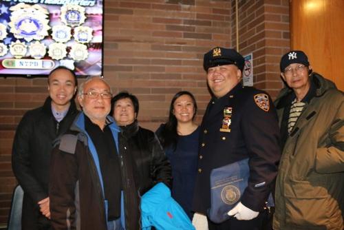 中國僑網(wǎng)伍立民(右二)榮升警探。(記者高夢(mèng)梓/攝影)