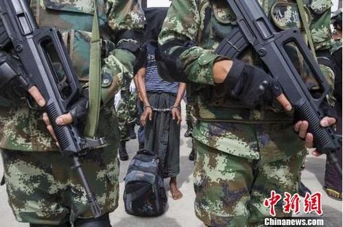 中國僑網(wǎng)圖為交接儀式?!≈苌亠w 攝