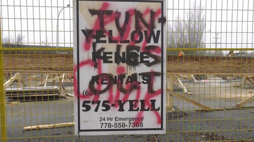 中國僑網(wǎng)圖為施工現(xiàn)場的涂鴉