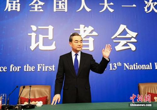 中國僑網(wǎng)十三屆全國人大一次會(huì)議新聞中心于3月8日上午10時(shí)在梅地亞中心多功能廳舉行記者會(huì),邀請(qǐng)外交部部長王毅就“中國外交政策和對(duì)外關(guān)系”回答中外記者提問。中新社記者 李卿 攝