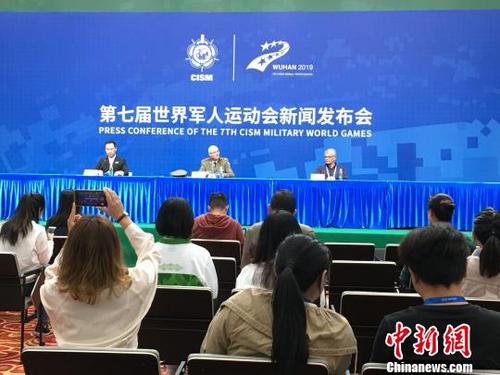 中國僑網(wǎng)穆斯塔法·阿樸杜勒-卡德爾(中)出席發(fā)布會介紹突尼斯代表團(tuán)參賽情況 馬芙蓉 攝