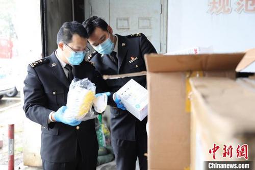 中國(guó)僑網(wǎng)海關(guān)關(guān)員查驗(yàn)侵權(quán)的口罩 關(guān)宣 攝