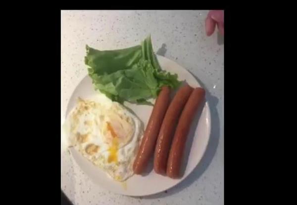 法國華裔青少年為母親“露一手” 表達感恩之情