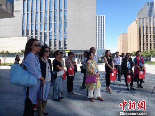 中國僑網(wǎng)資料圖:2016年8月27日,海外僑商代表參觀天津“僑夢苑”內(nèi)的武清商務(wù)區(qū)。(中新社/劉家宇 攝)