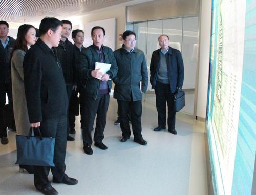 中國僑網(wǎng)參觀僑夢苑啟動(dòng)區(qū)入駐企業(yè)集中展示廳