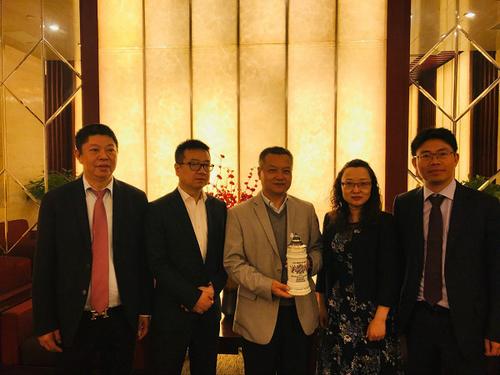 中國(guó)僑網(wǎng)何昌林會(huì)見(jiàn)唐志紅一行。