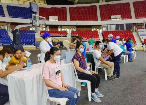 中國僑網(wǎng)旅多僑胞依次接種疫苗(圖片來源:駐多米尼加大使館微信公眾號)