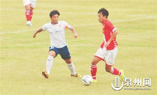 泉州市代表隊(duì)隊(duì)員(紅衣)在比賽中