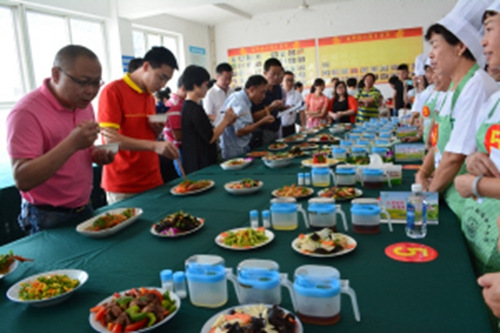 評(píng)委們進(jìn)行試吃