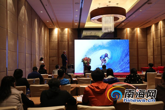 斯蒂芬·羅賓遜在新聞發(fā)布會(huì)現(xiàn)場(chǎng)介紹沖浪的魅力。南海網(wǎng)記者高鵬攝