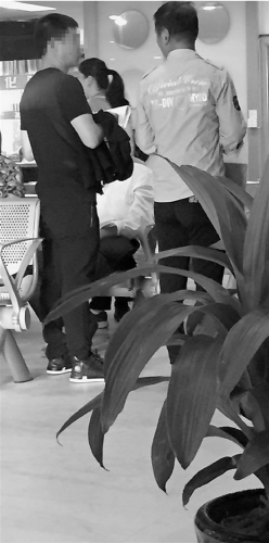 涉案小偷和保安(右)在醫(yī)院交談(警方偵查畫面)。