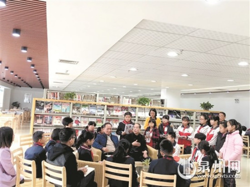 離退休老干部與小學(xué)生聊讀書