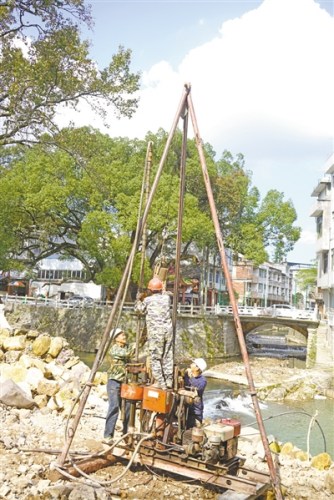 施工人員在薛宅橋橋基現(xiàn)場(chǎng)勘探。