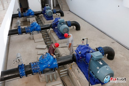 工人正在泵房安裝電纜