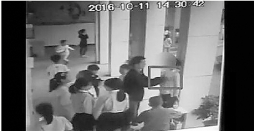 監(jiān)控視頻拍到了男子給女生量身高時的不雅動作。