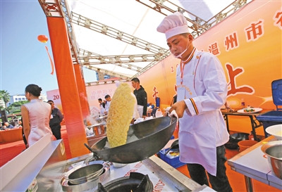 選手在廚藝大賽中使出自己的看家本領。