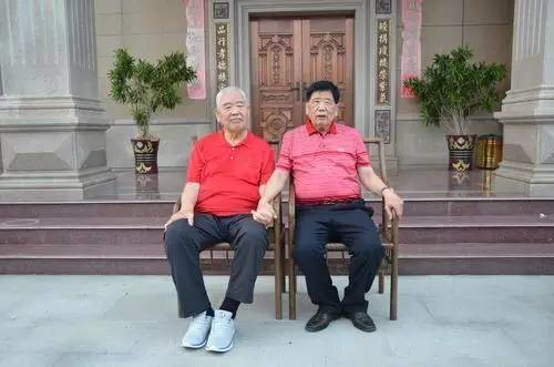 哥哥歐陽(yáng)鐘鴻(右),弟弟歐陽(yáng)鐘雁(左)