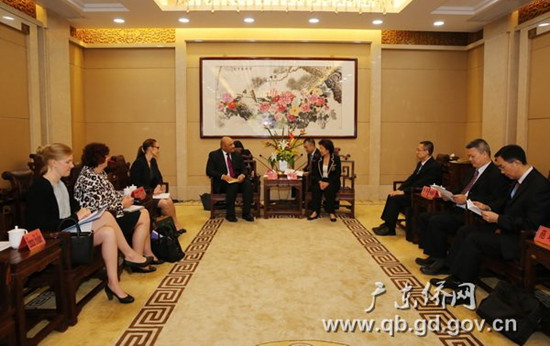 李心(右)會(huì)見(jiàn)山姆·羅托-伊阿(左)一行