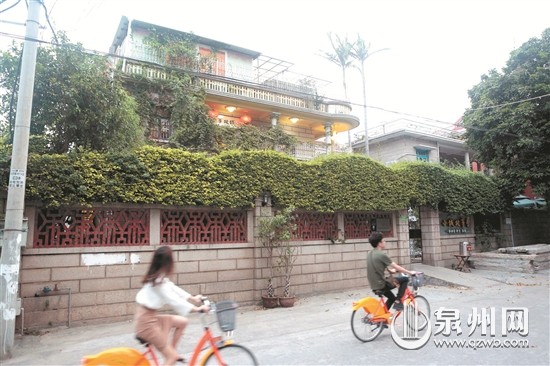 市民騎著“小黃人”穿過華僑新村