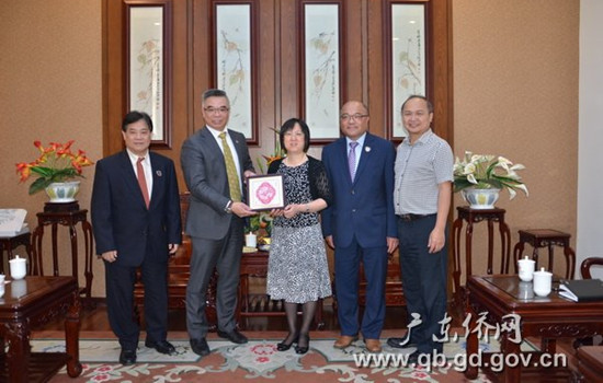 黎靜(中)向歐洲荷比盧崇正總會贈送紀念品。