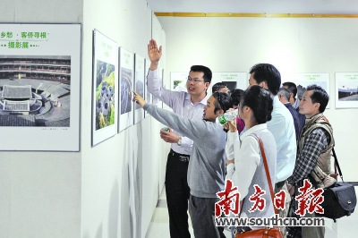 市民在鳳崗體育館東側(cè)的博藝美術(shù)館欣賞攝影展。凌有福