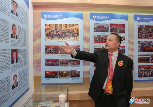 南僑中學(xué)校董會(huì)董事長(zhǎng)施純錫在校史館向嘉賓介紹學(xué)校發(fā)展相關(guān)情況