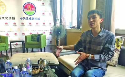 余茂玉向記者講述旅途經(jīng)歷。