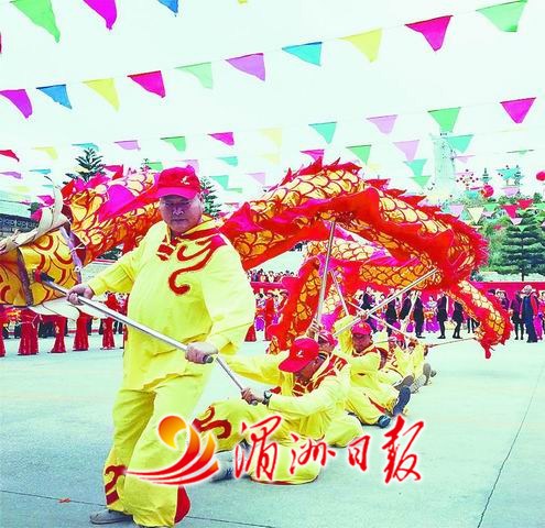 圖為陳靖姑石雕圣像開光慶典活動現(xiàn)場。