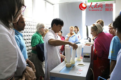 瑞典游學(xué)團(tuán)參觀中藥房