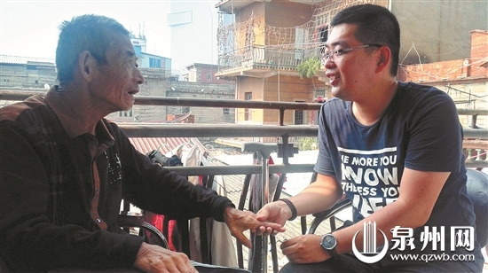 許奕家看望出院不久的許木通老人