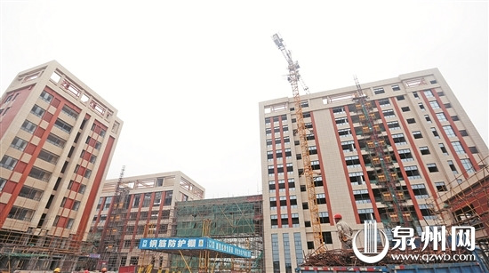 中國僑網(wǎng)泉州裝備制造研究所百崎湖片區(qū)項目一期工程施工現(xiàn)場 (陳小陽 攝)