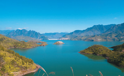 中國僑網圖為千峽湖一角