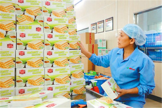 中國(guó)僑網(wǎng)來自貧困戶的員工在文昌春光食品有限公司工作。 資料圖片