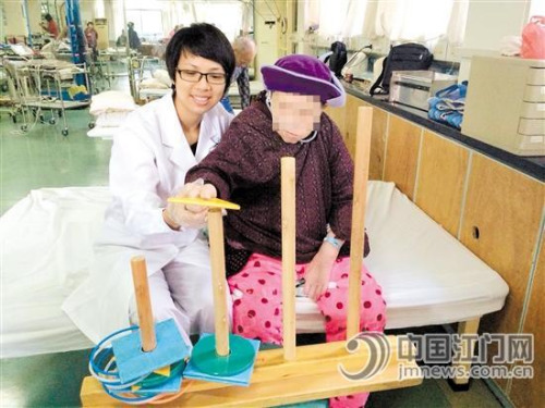 中國僑網(wǎng)醫(yī)生在幫助患者進(jìn)行運(yùn)動(dòng)訓(xùn)練。醫(yī)院提供