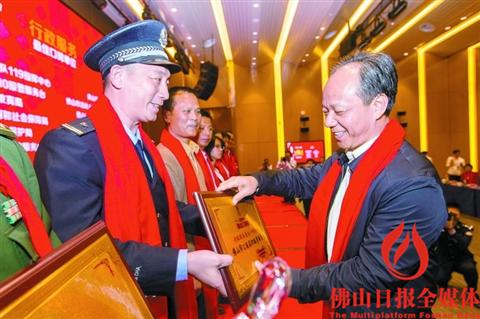 中國僑網(wǎng)佛山市委常委、宣傳部部長郭文海為行政服務(wù)榜12強(qiáng)頒獎(jiǎng)。 /佛山日報(bào)記者張弘弢實(shí)習(xí)生楊偉健攝