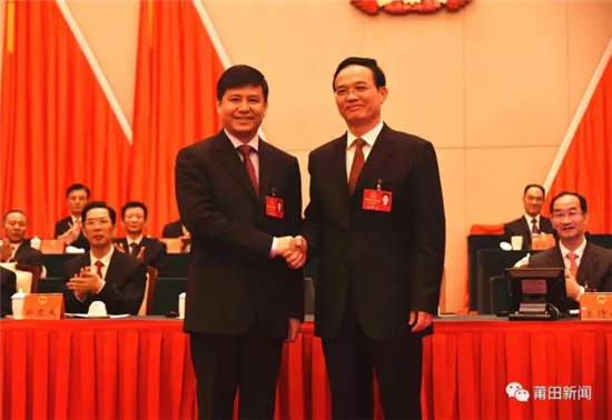 中國僑網(wǎng)莆田市委書記林寶金向新當(dāng)選的莆田市人民政府市長李建輝表示祝賀