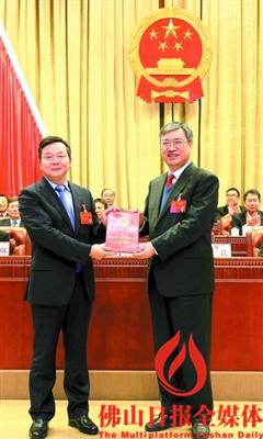 中國(guó)僑網(wǎng)1月12日,佛山市委書記、市人大常委會(huì)主任魯毅向市長(zhǎng)朱偉頒發(fā)當(dāng)選證書。/佛山日?qǐng)?bào)記者甘建華攝