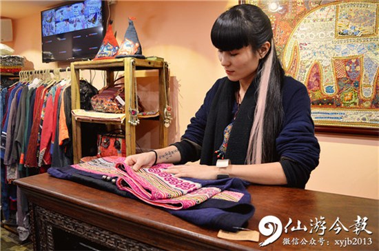 中國僑網(wǎng)余鳴收拾心愛的作品