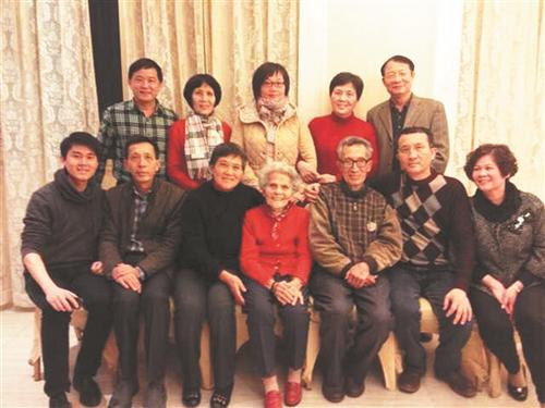 中國僑網(wǎng)與部分晚輩的合影,期待今年能拍四世同堂全家福(受訪者供圖)