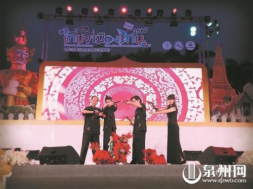 中國僑網(wǎng)精彩的木偶戲吸引了不少的泰國觀眾前來觀看