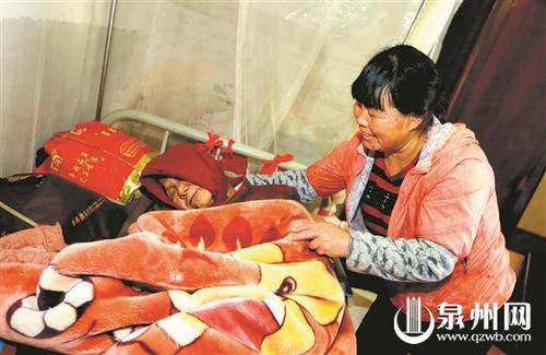 中國(guó)僑網(wǎng)黃雪梅細(xì)心照顧九旬鄰居(林勁峰 攝)