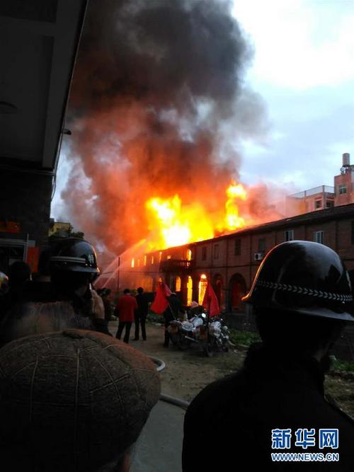 中國(guó)僑網(wǎng)火災(zāi)救援現(xiàn)場(chǎng)