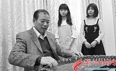 中國僑網(wǎng)蘇奕豐教導學生演奏技巧。 本報記者 莊園 攝