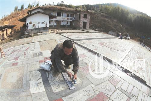 中國僑網(wǎng)陳天輝正在鋪設自己的庭院