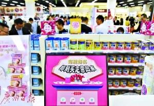 中國僑網(wǎng)市民在南沙一家跨境商城選購商品。 廣州日報全媒體記者黎旭陽 攝